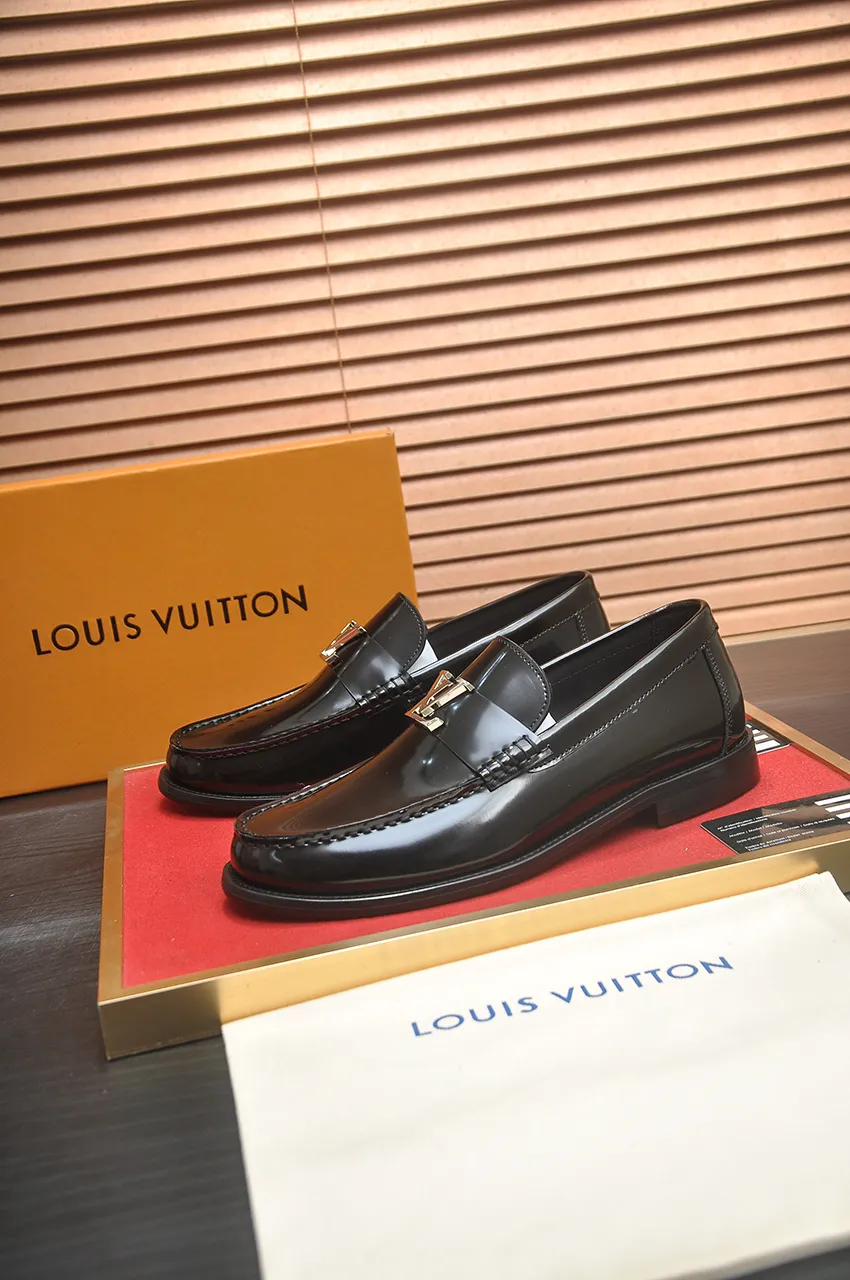 Men's men's shoes 💰560💶 [LV] (original single cowhide lining) 🍀LV's latest genuine leather business suit shoes are launched simultaneously on the official website. The first-layer cowhide imported from Italy is made of heavy gold, 💥1:1 rubber outsole from the official website. Versatile to wear, high-end without losing class, and the color combination is extraordinary. This four-season style is alluring when worn on your feet, showing off your big-name flair. Standard code 38-44 (45 customized)